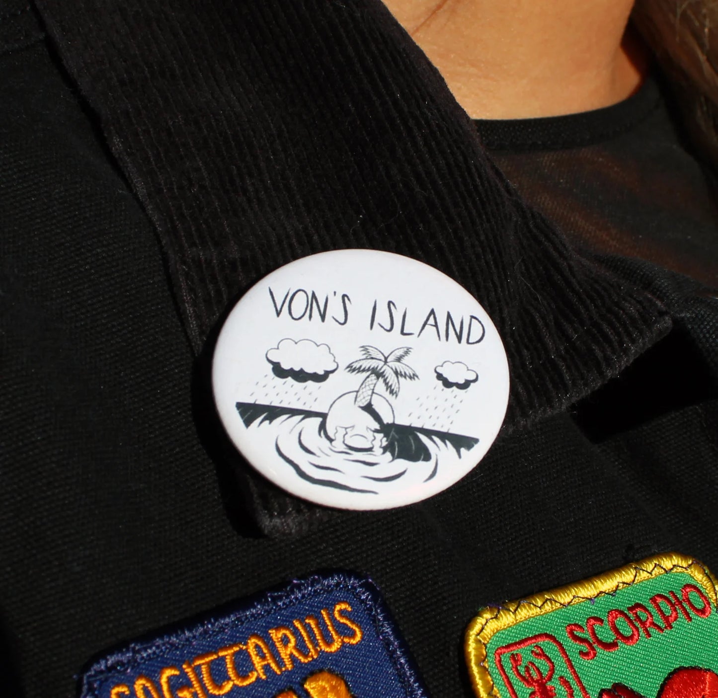 WHITE ISLAND BUTTON